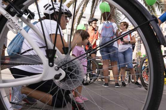 Miles de personas celebran la Fiesta de la Bici en su retorno a las calles de la capital/Aday Cáceres.